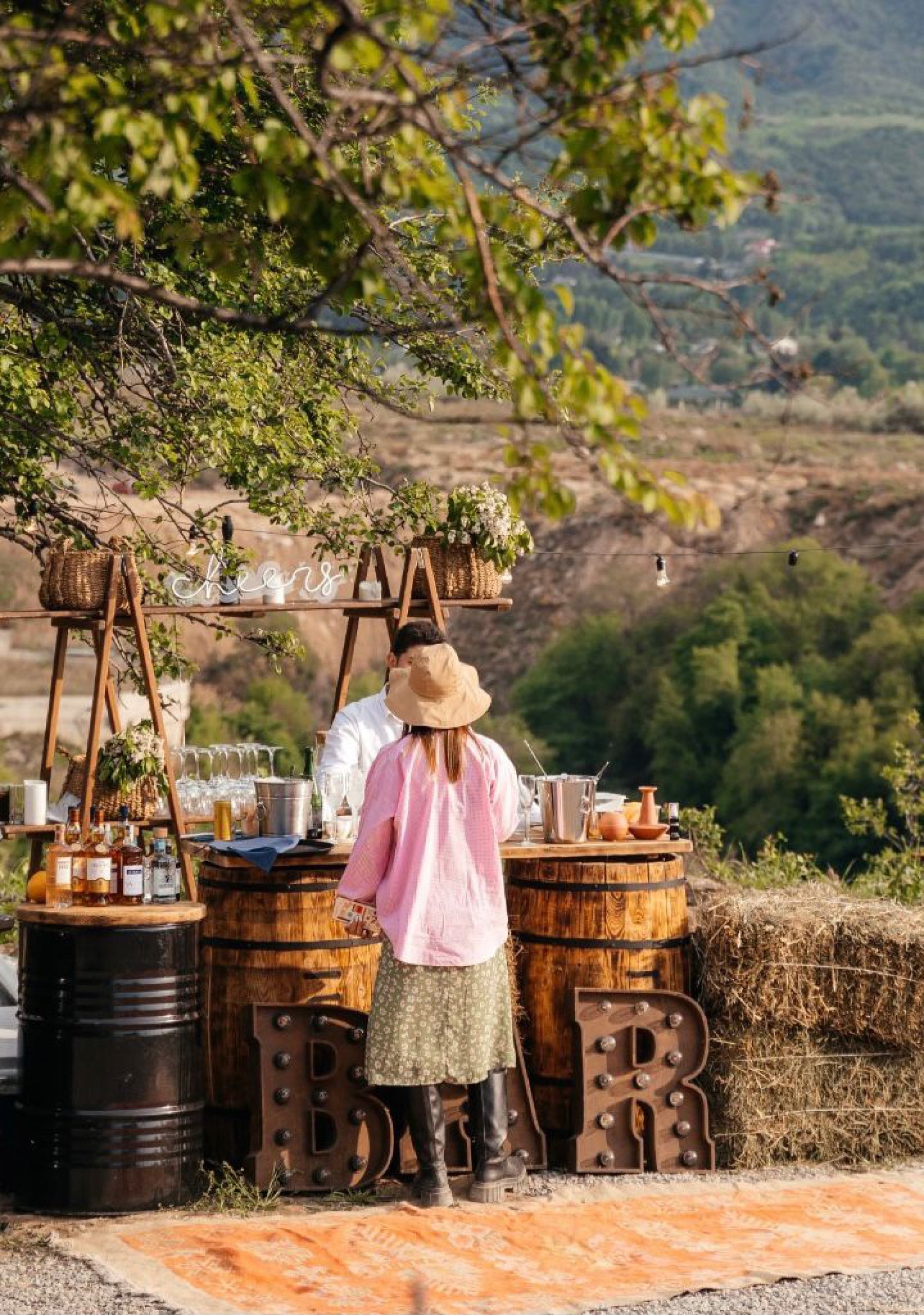 Барная стойка ECO с бочками