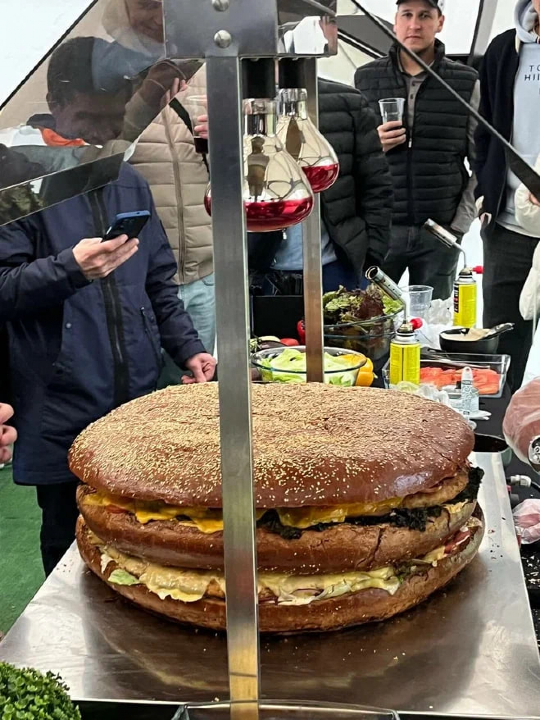 Мастер-класс по приготовлению гигантского бургера